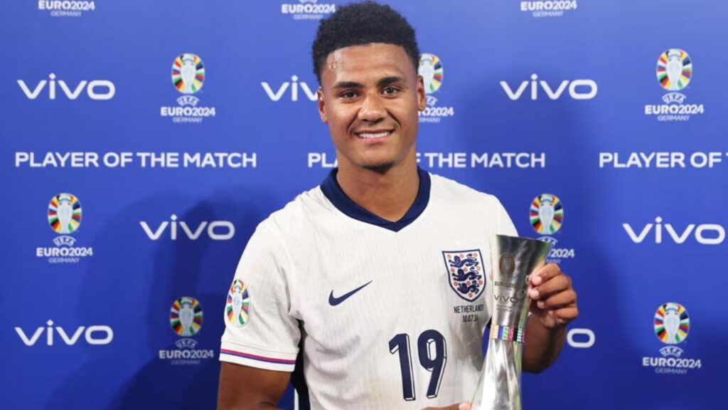 Ollie Watkins nhận danh hiệu "cầu thủ xuất sắc nhất trận" ở bán kết Euro 2024. 