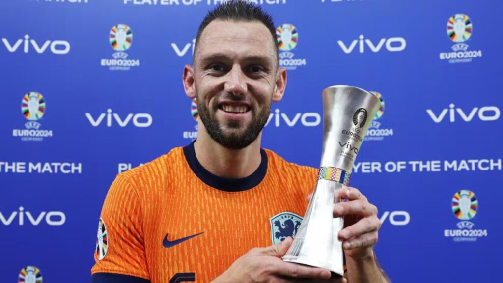 Stefan de Vrij là cầu thủ hay nhất của Hà Lan ở vòng tứ kết